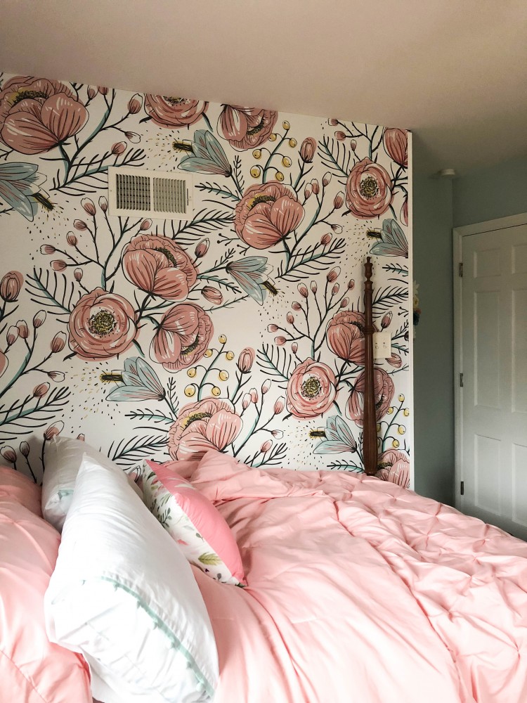 This Vintage Rose Floral Wallpaper Accent Wall Is Perfect - Floral Wallpaper Accent Wall , HD Wallpaper & Backgrounds