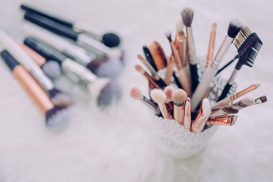 Makeup Brush Lot, Gold Makeup Brush On White Holder, - Makeup Brushes Wallpaper Hd , HD Wallpaper & Backgrounds