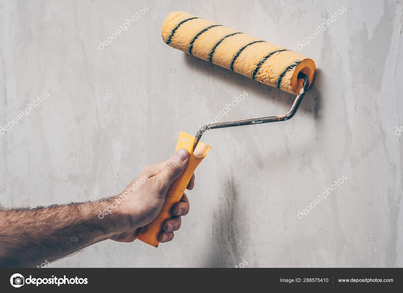 Worker Moisturizes Old Wallpaper Dismantling Paint - Hand , HD Wallpaper & Backgrounds