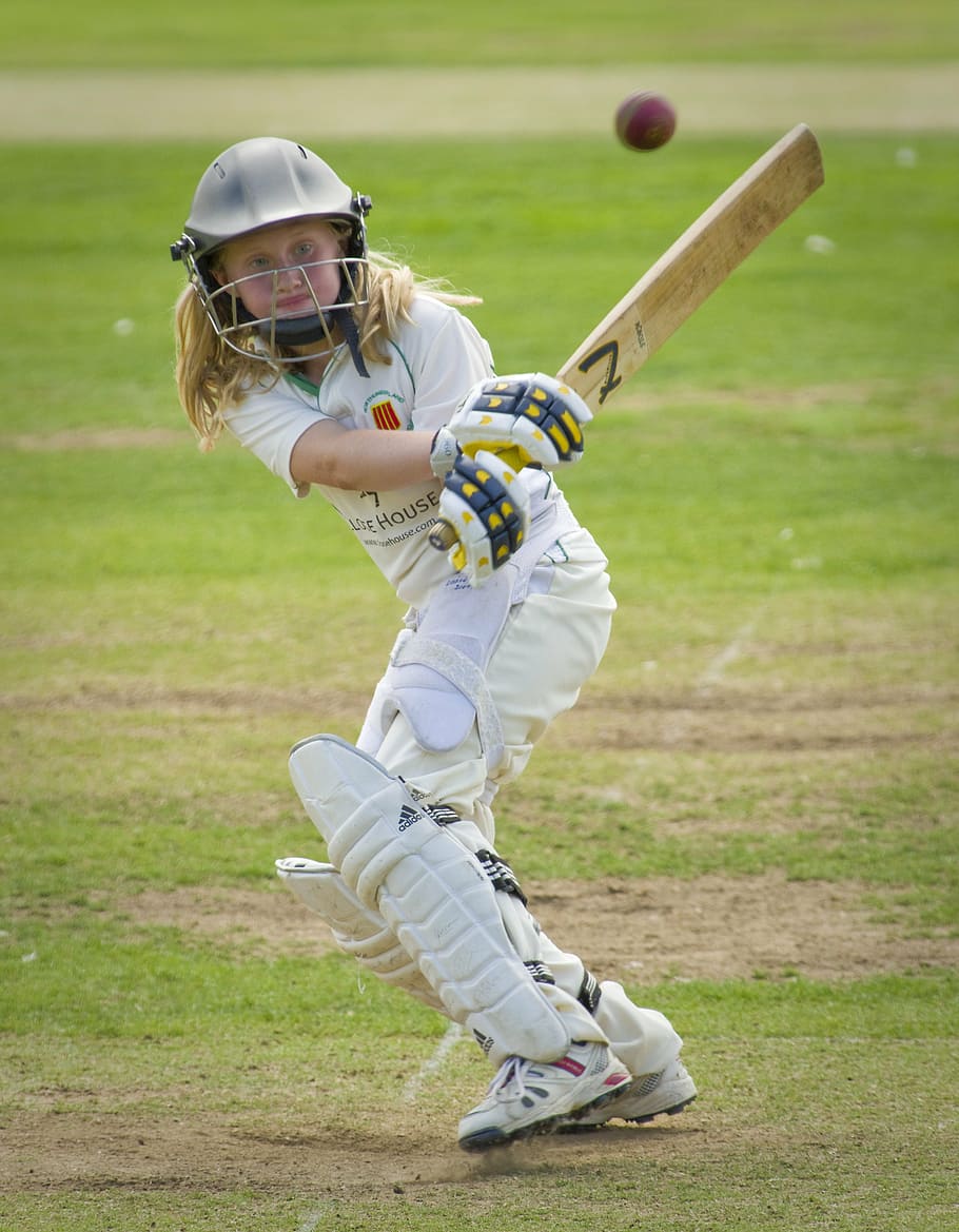 Cricket Player Holding Cricket Bat During Daytime, - Girl With Cricket Bat , HD Wallpaper & Backgrounds