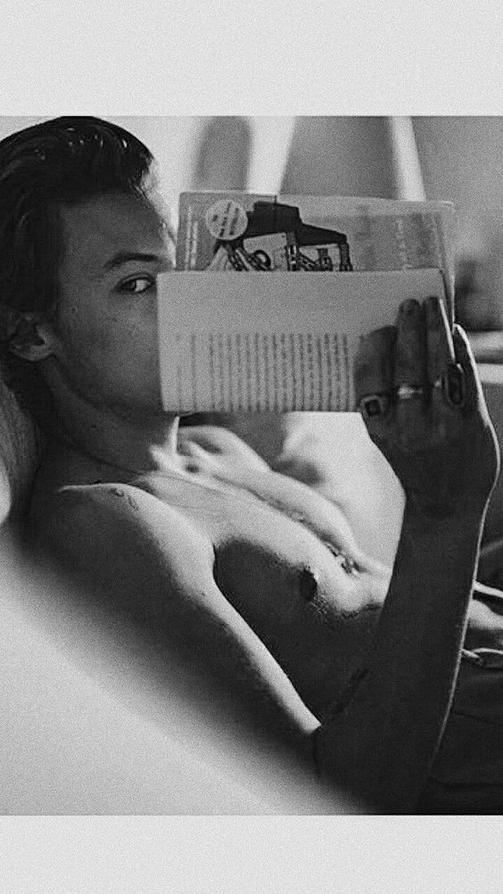 Aesthetic Harry Styles Wallpaper Ideas - Harry Styles Reading A Book , HD Wallpaper & Backgrounds