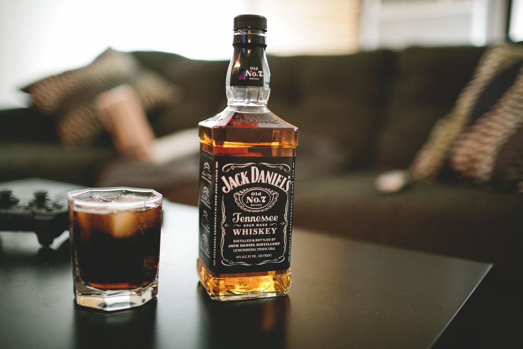 Jack Daniels Whiskey Bottle Glass Alcohol Wallpaper - Jack Daniels Whiskey , HD Wallpaper & Backgrounds