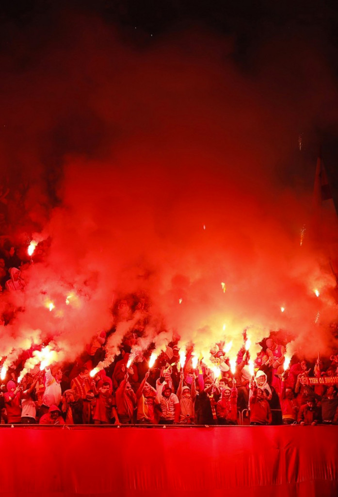 Galatasaray Football Fans Soccer Torch 3wallpapers - Football Fans Wallpaper Iphone , HD Wallpaper & Backgrounds