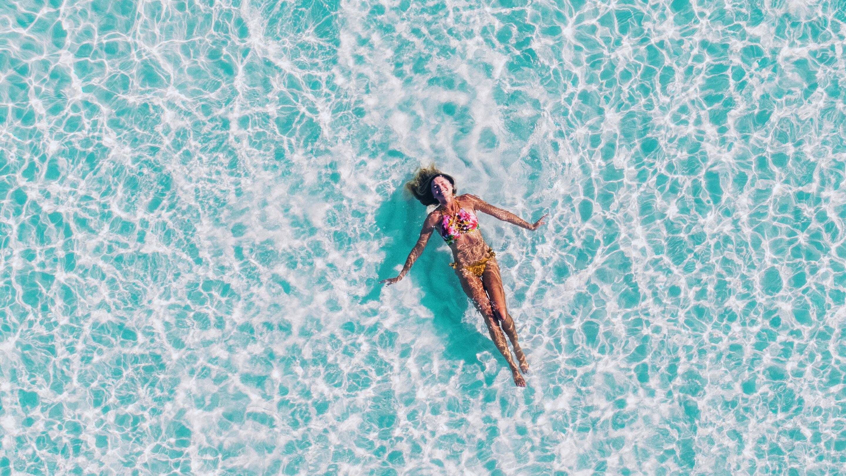Bikini Woman In Swimming Pool Photo - Pool Wallpaper 4k , HD Wallpaper & Backgrounds