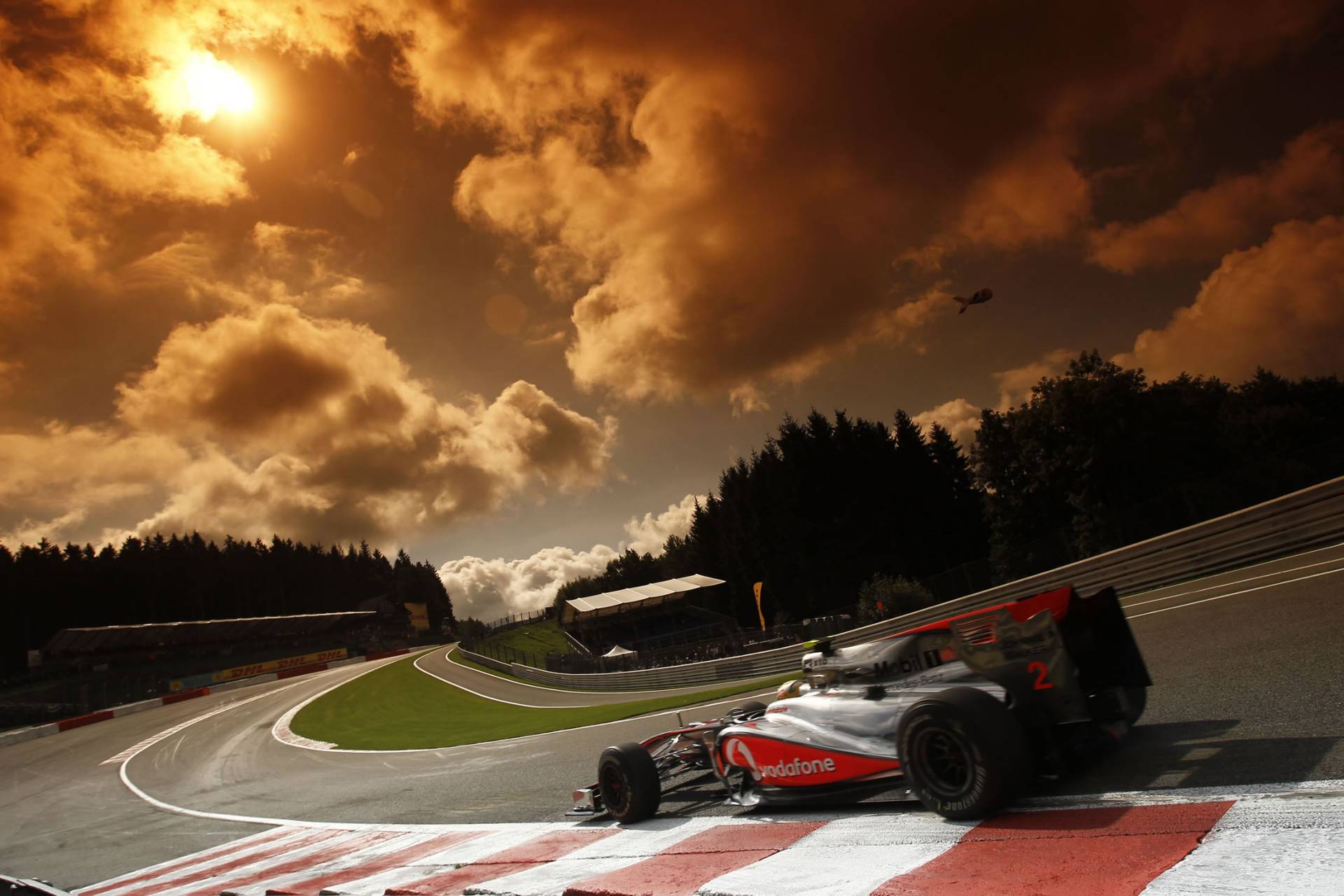 Formula 1 Track Wallpaper - Eau Rouge F1 , HD Wallpaper & Backgrounds