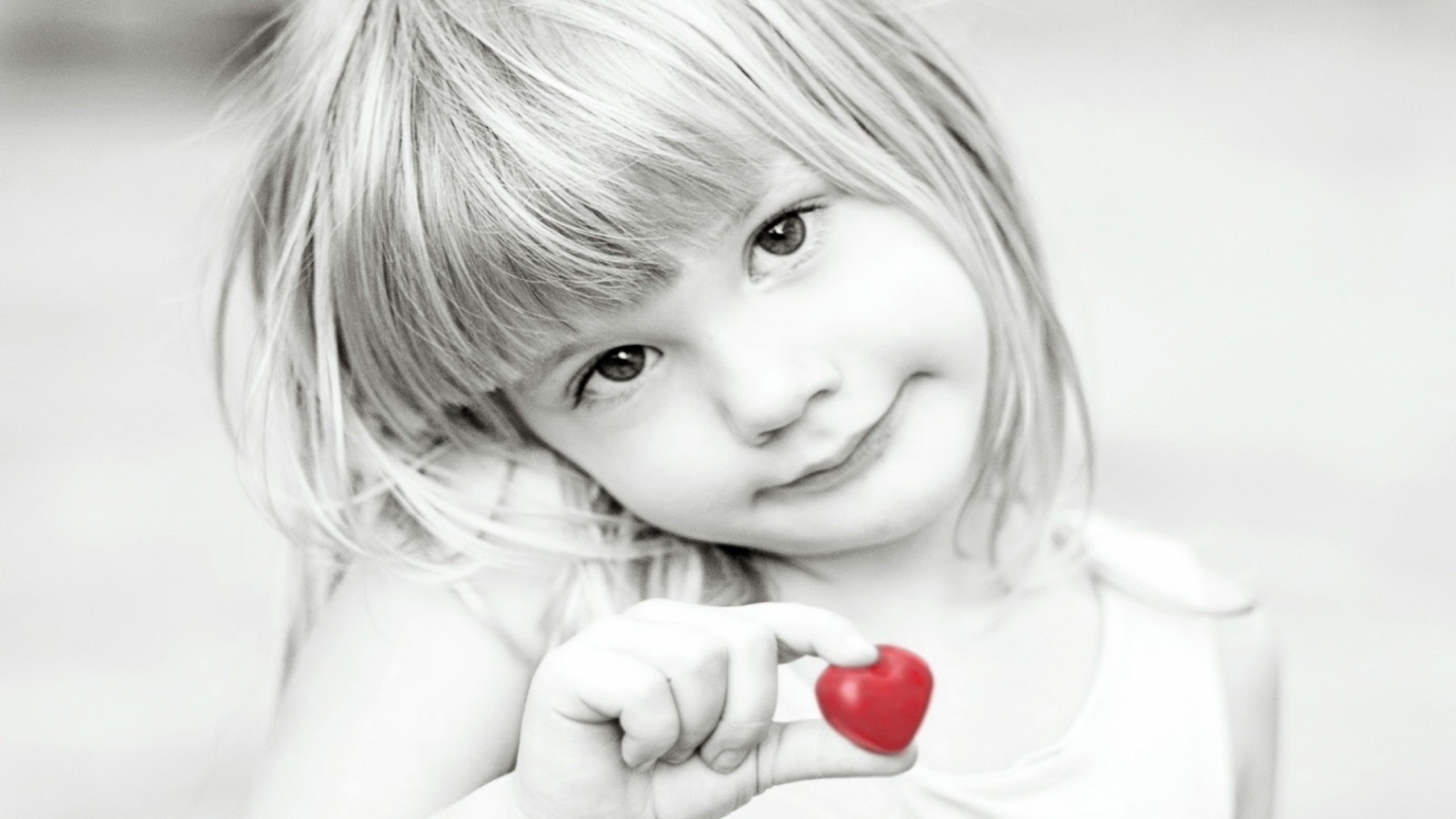 Little Girl Holding A Heart , HD Wallpaper & Backgrounds