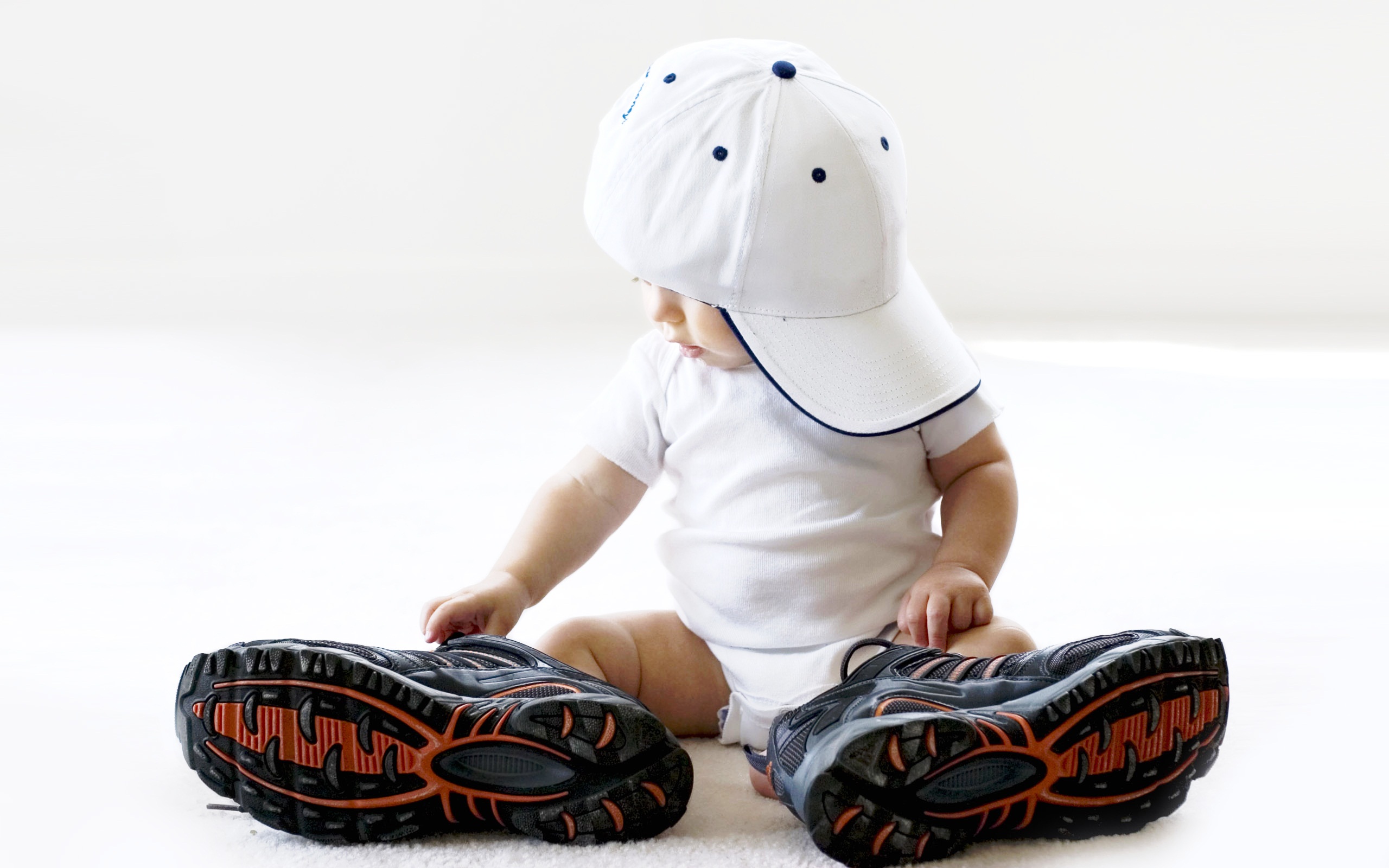 Cute Baby Boy Wallpaper - Baby With Big Shoes , HD Wallpaper & Backgrounds
