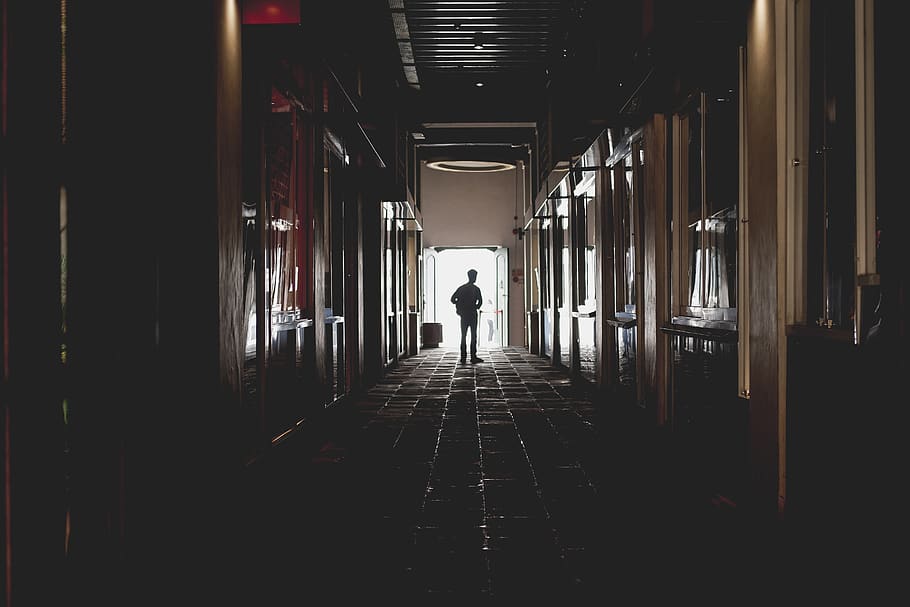 Silhouette Of Man Walking On Isle, Corridor, Kota Tua, - Kota Tua , HD Wallpaper & Backgrounds