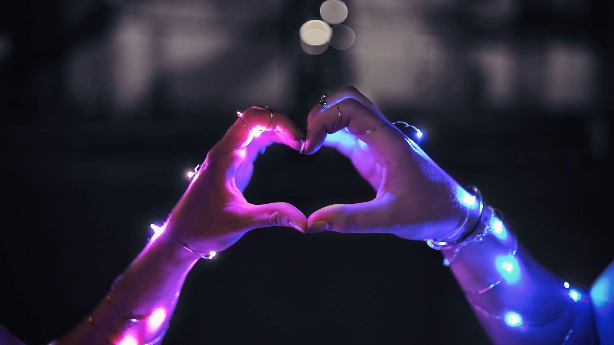 Love Heart Led Lights Hands - Cute Wallpapers For Chromebooks , HD Wallpaper & Backgrounds