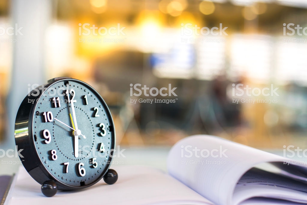 Blurry Background Clock , HD Wallpaper & Backgrounds