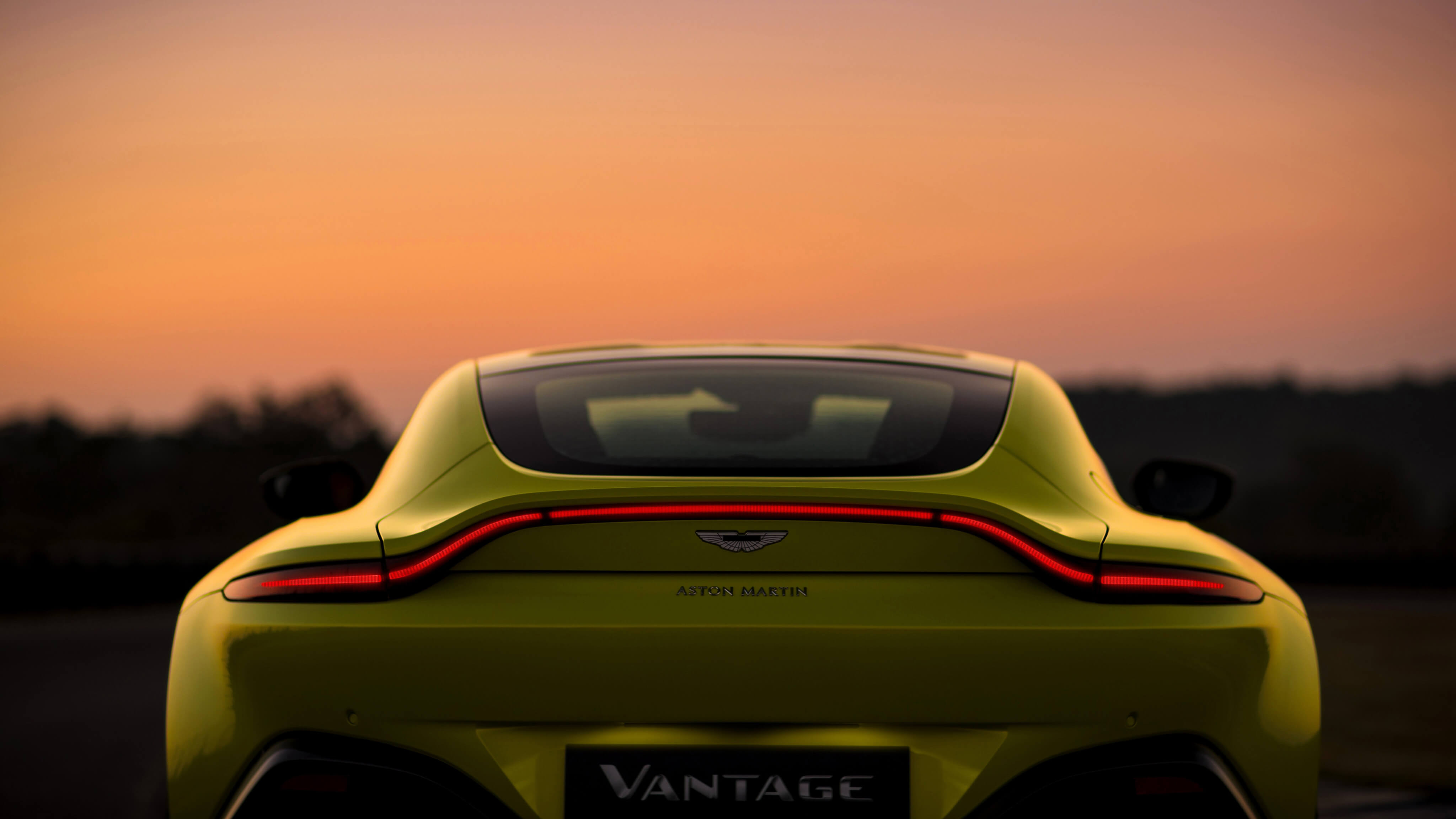 Aston Martin Vantage Rear Hd Wallpaper - 2018 Aston Martin Vantage , HD Wallpaper & Backgrounds