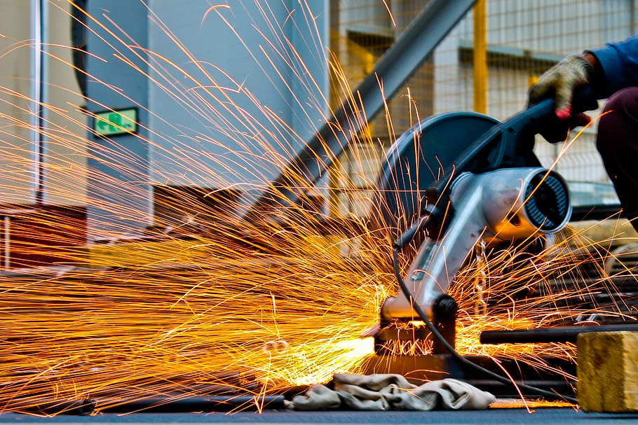 Cut-off Saw Cutting Metal With Sparks, Action, Artisan, - Lavorazione Dell Acciaio , HD Wallpaper & Backgrounds