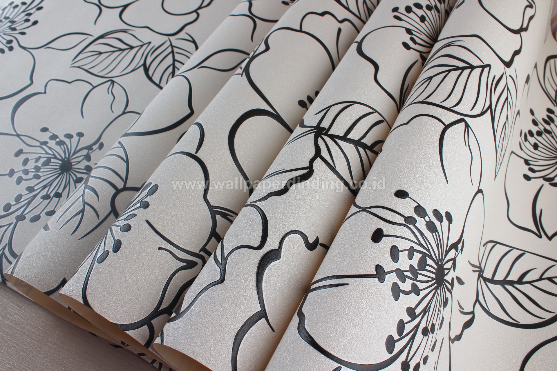 Wallpaper Dinding Bunga Hitam Putih D-2d005 - Bed Skirt , HD Wallpaper & Backgrounds