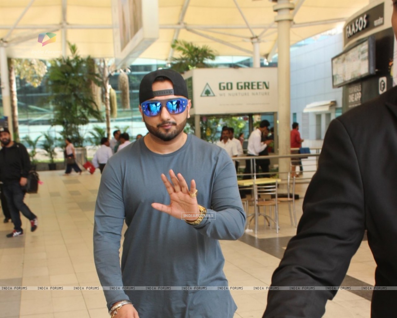 Yo Yo Honey Singh Snapped At Airport Size - Honey Singh Mumbai Airport , HD Wallpaper & Backgrounds