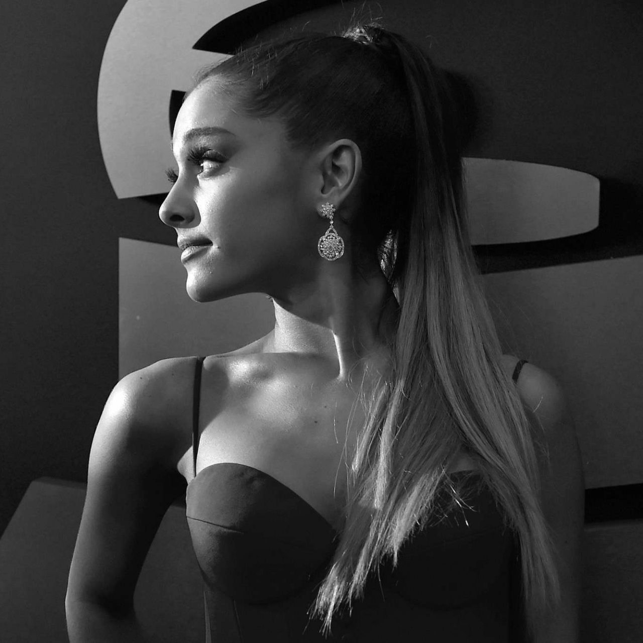 Ariana Grande Wallpaper For Iphone - Ariana Grande , HD Wallpaper & Backgrounds