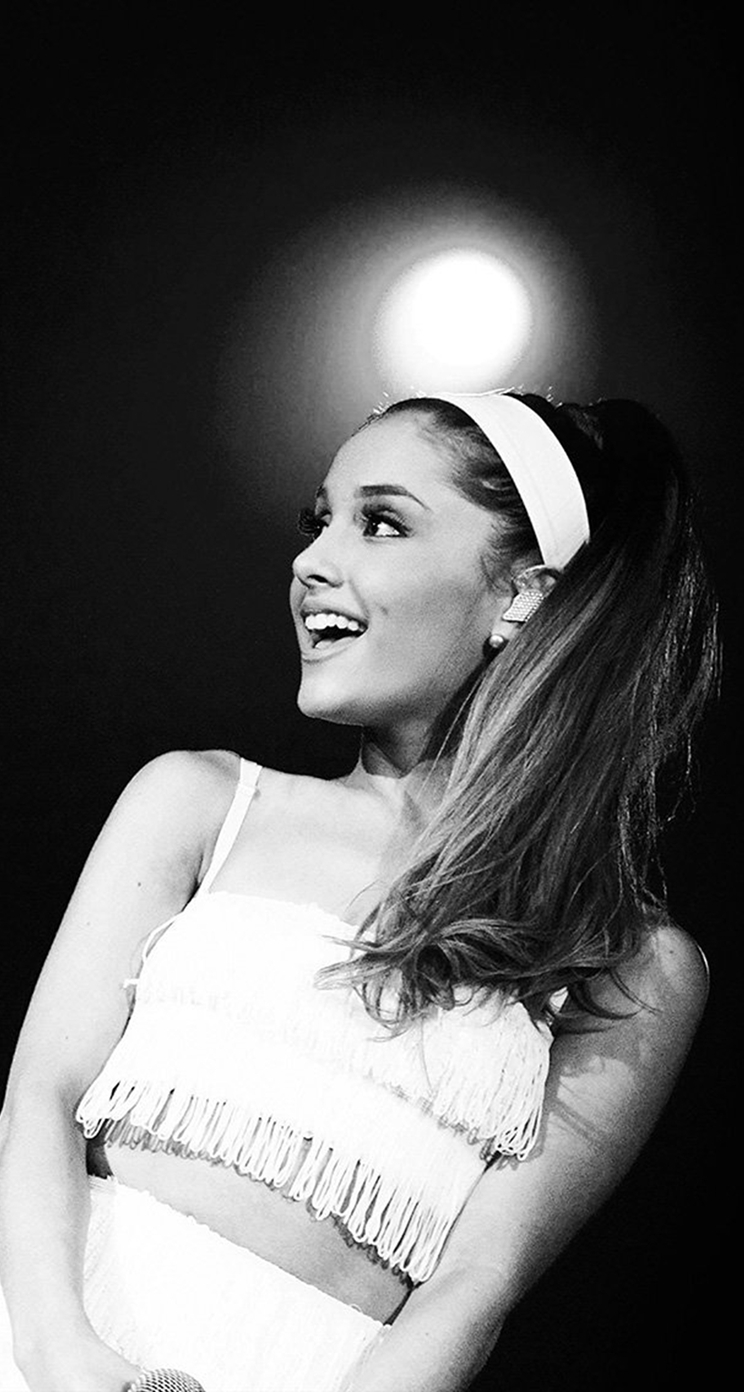 Ariana Grande Dark Bw Sing Iphone Se Wallpaper - Ariana Grande In The Dark , HD Wallpaper & Backgrounds