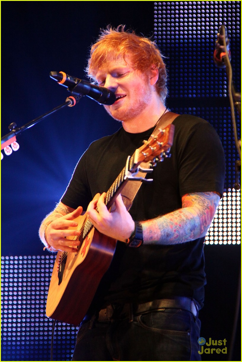 Ed Sheeran Gingerbread Man Halloween Concert - Ed Sheeran Madison Square Garden 2013 , HD Wallpaper & Backgrounds