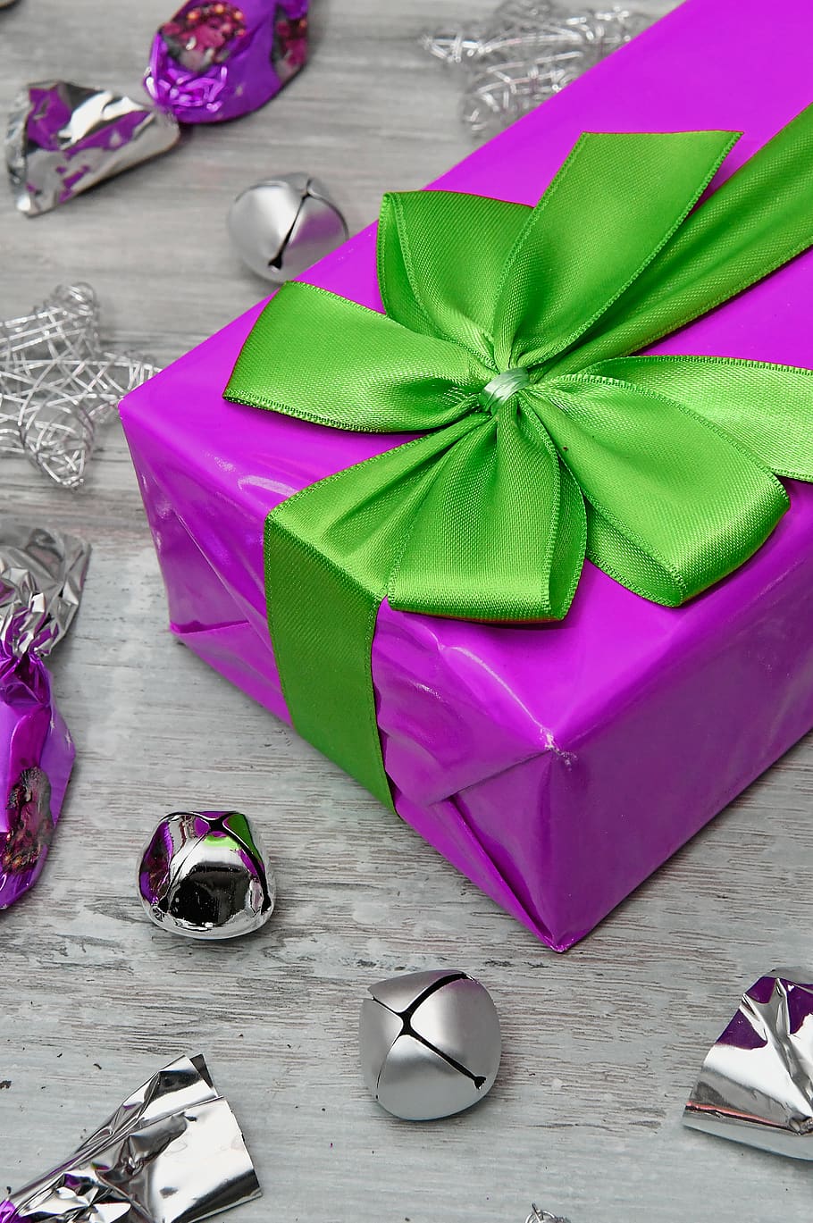 Silver, Christmas, Salon Sugar, Purple, Holiday, Celebration, - Green And Purple Gift Box , HD Wallpaper & Backgrounds