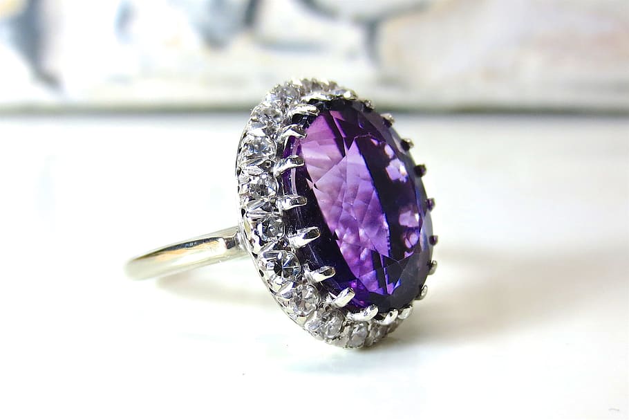 Silver-colored Ring With Purple Gemstone On White Table, - Ametyst Sperky , HD Wallpaper & Backgrounds