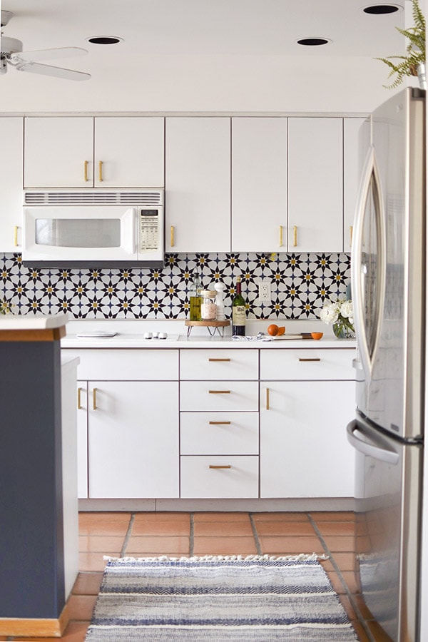 Moroccan Tile Wallpaper Creates A Clean Fresh Backsplash - Kitchen , HD Wallpaper & Backgrounds