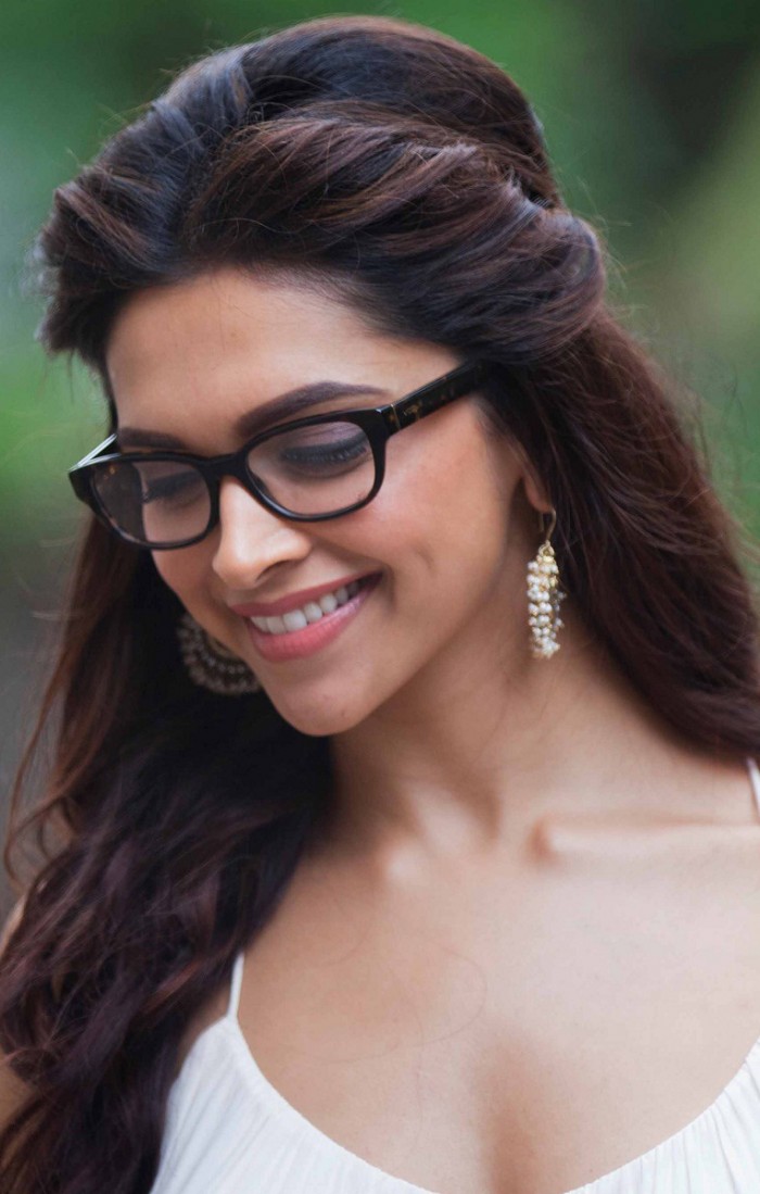 Deepika Padukone Cute Looking In Specs New Images - Cute Deepika Padukone , HD Wallpaper & Backgrounds