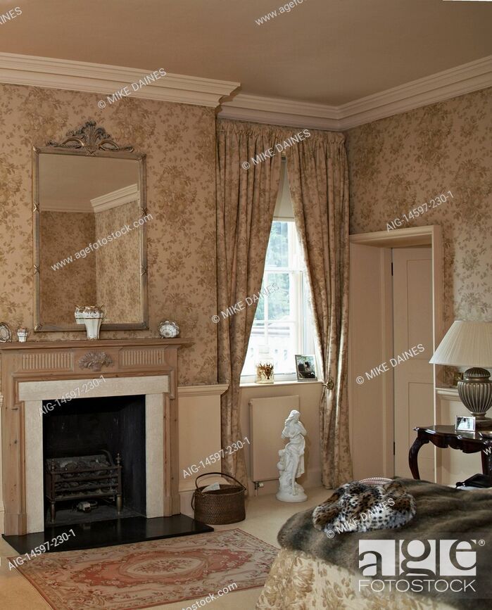 Patterned Wallpaper With Matching Curtains In Bedroom - Window Covering , HD Wallpaper & Backgrounds