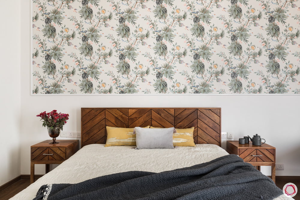 4 Bhk Apartment Wooden Bed Floral Wallpaper White Walls - Wallpaper , HD Wallpaper & Backgrounds