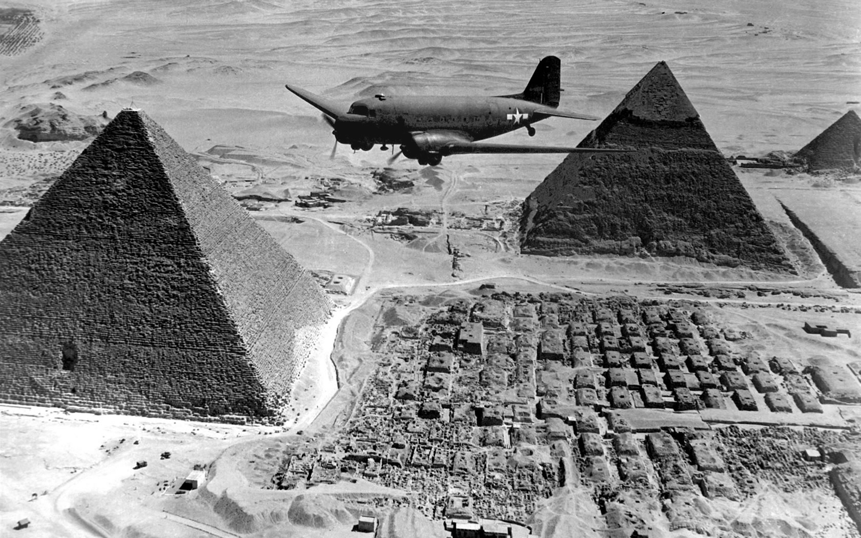 World War 2 Wallpaper - Great Pyramid Of Giza Art , HD Wallpaper & Backgrounds