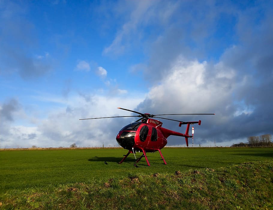 Red Helicopter, Hughes Md 500, Helicopter On Grass, - Md Helicopter Wallpaper 4k , HD Wallpaper & Backgrounds