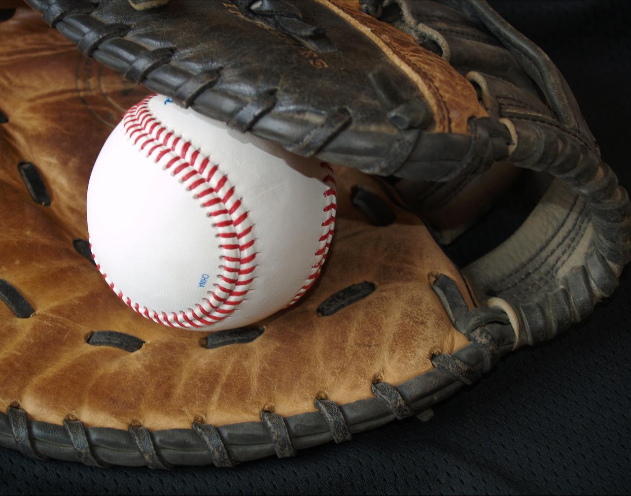 Ball And Glove Background - Background Ppt Keren Softball , HD Wallpaper & Backgrounds