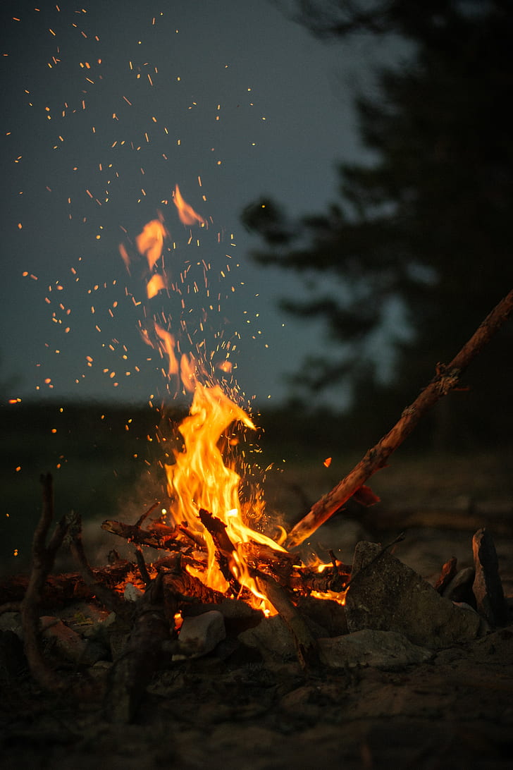 Bonfire, Sticks, Stones, Camping, Hd Wallpaper - Camp Fire In The Dark , HD Wallpaper & Backgrounds