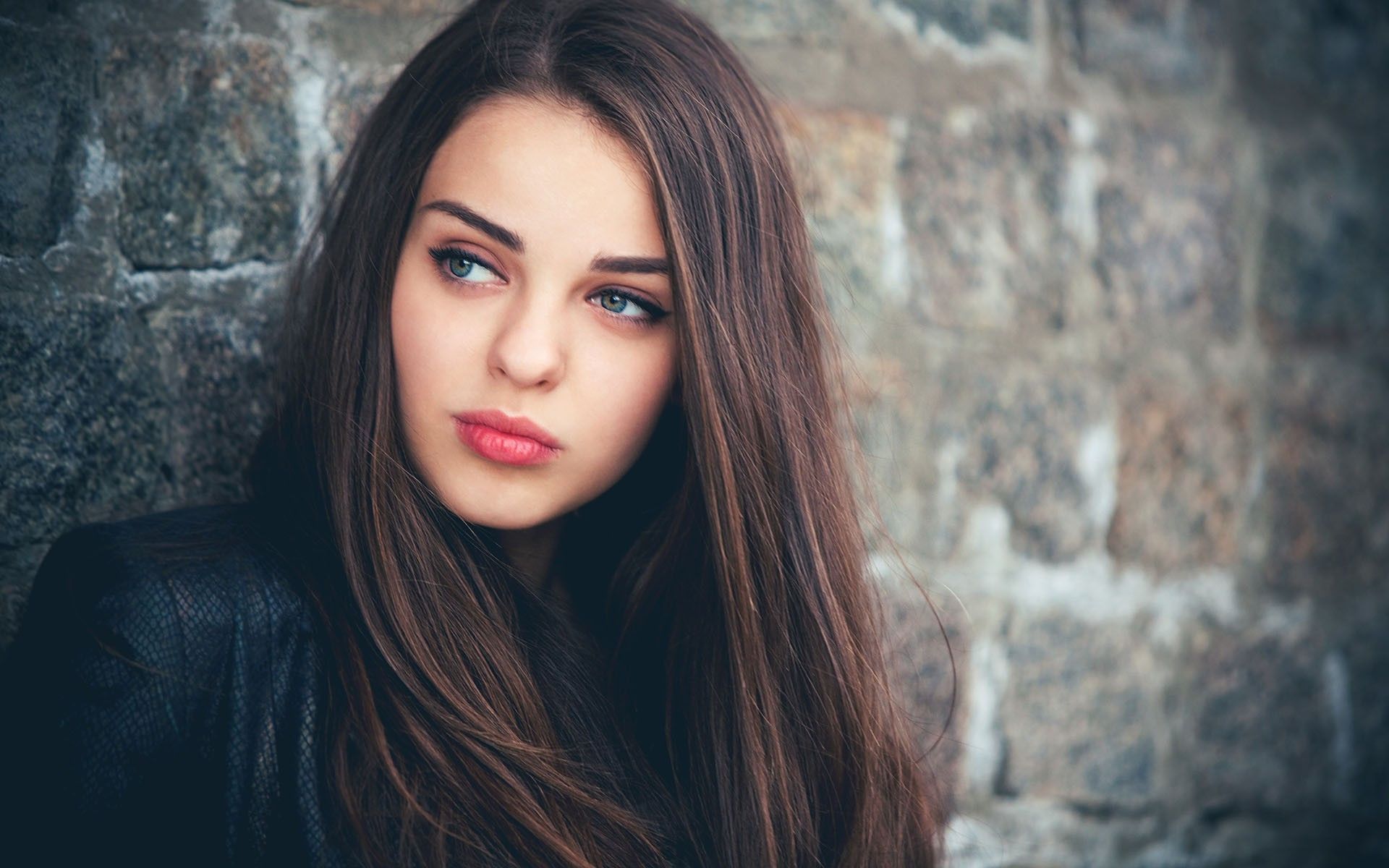 Brunette Next To Brick Wall - Female Models Blue Eyes , HD Wallpaper & Backgrounds