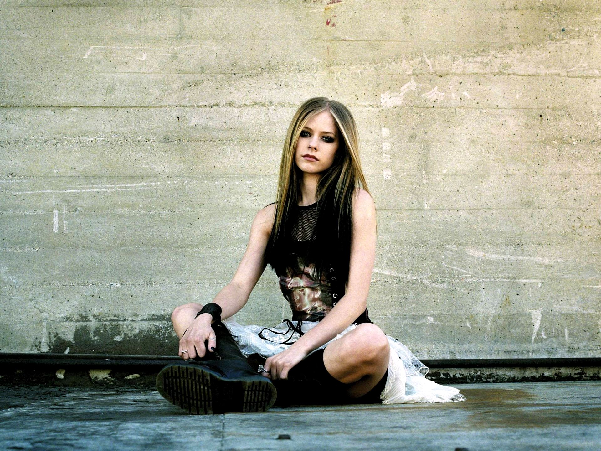 Avril Lavigne Wallpaper - Avril Lavigne Under My Skin Photoshoot , HD Wallpaper & Backgrounds
