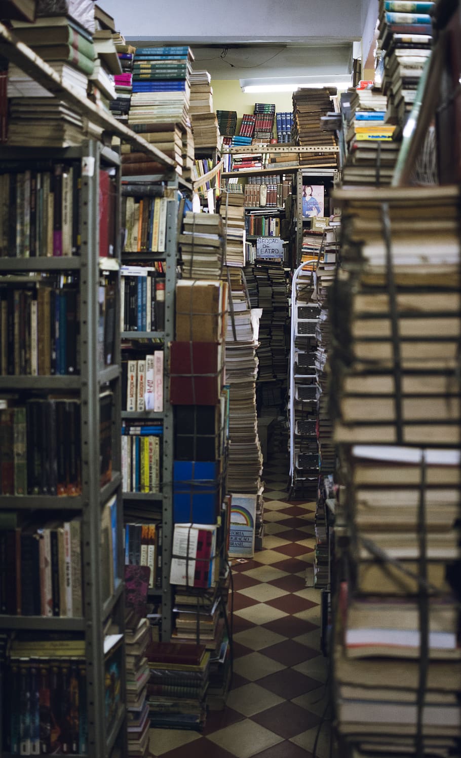 Pile Of Books On Gray Metal Rack, Bookcase, Bookshelves, - Textbook , HD Wallpaper & Backgrounds