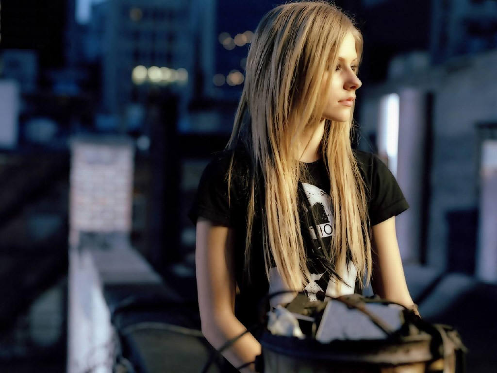 Avril Lavigne - Skating Avril Lavigne Skater Boy , HD Wallpaper & Backgrounds