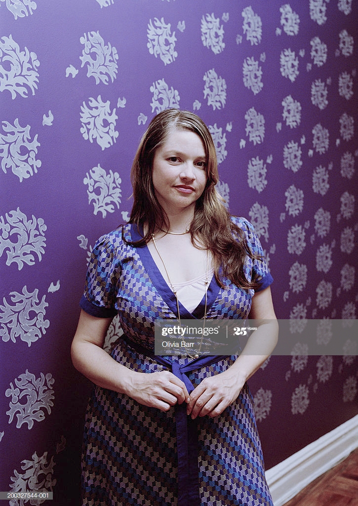 Woman Wearing Purple Dress In Front Of Purple Wallpaper - Girl , HD Wallpaper & Backgrounds