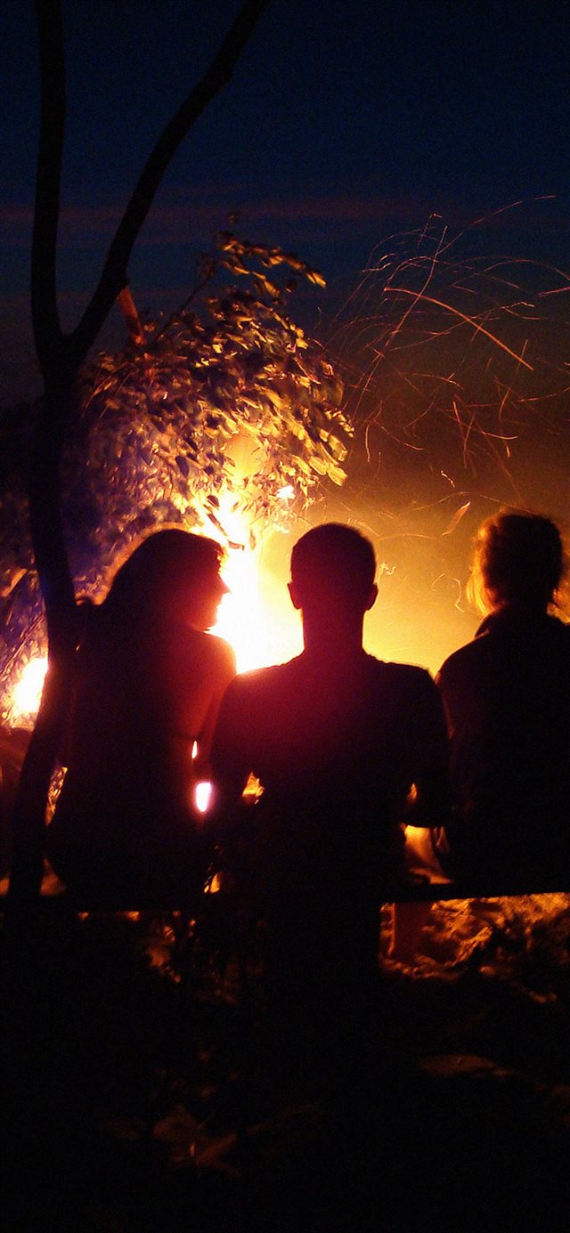 Beach Bonfire Night Camp Iphone X Wallpaper - Night Campfire At Beach , HD Wallpaper & Backgrounds