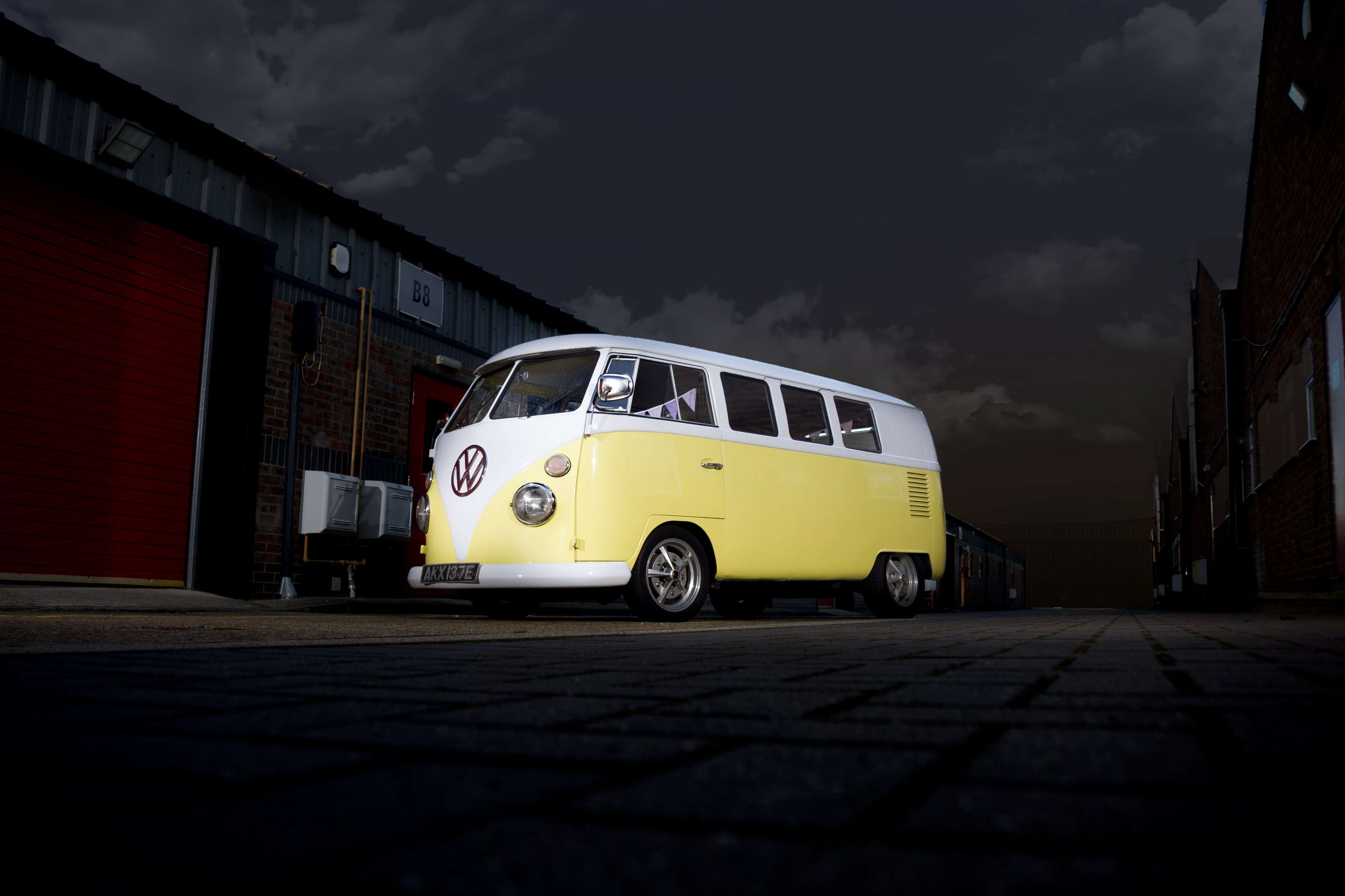 Classic Car, Industrial Area, Kombi, Night Shoot, Volkswagen, - Old Vw Camper Van , HD Wallpaper & Backgrounds