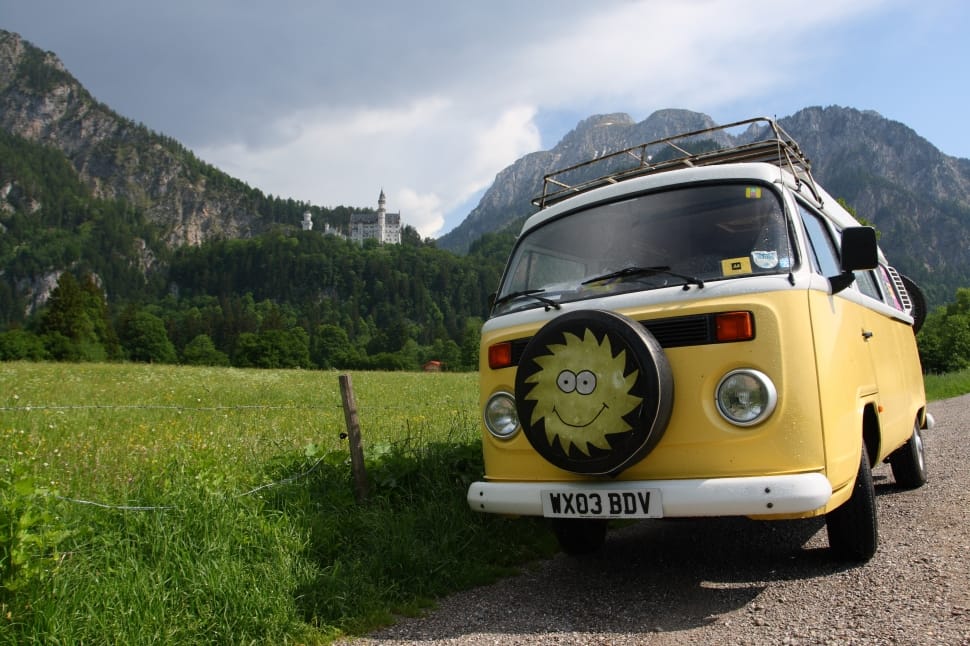 Yellow White Volkswagen T1 Preview - Neuschwanstein Castle , HD Wallpaper & Backgrounds