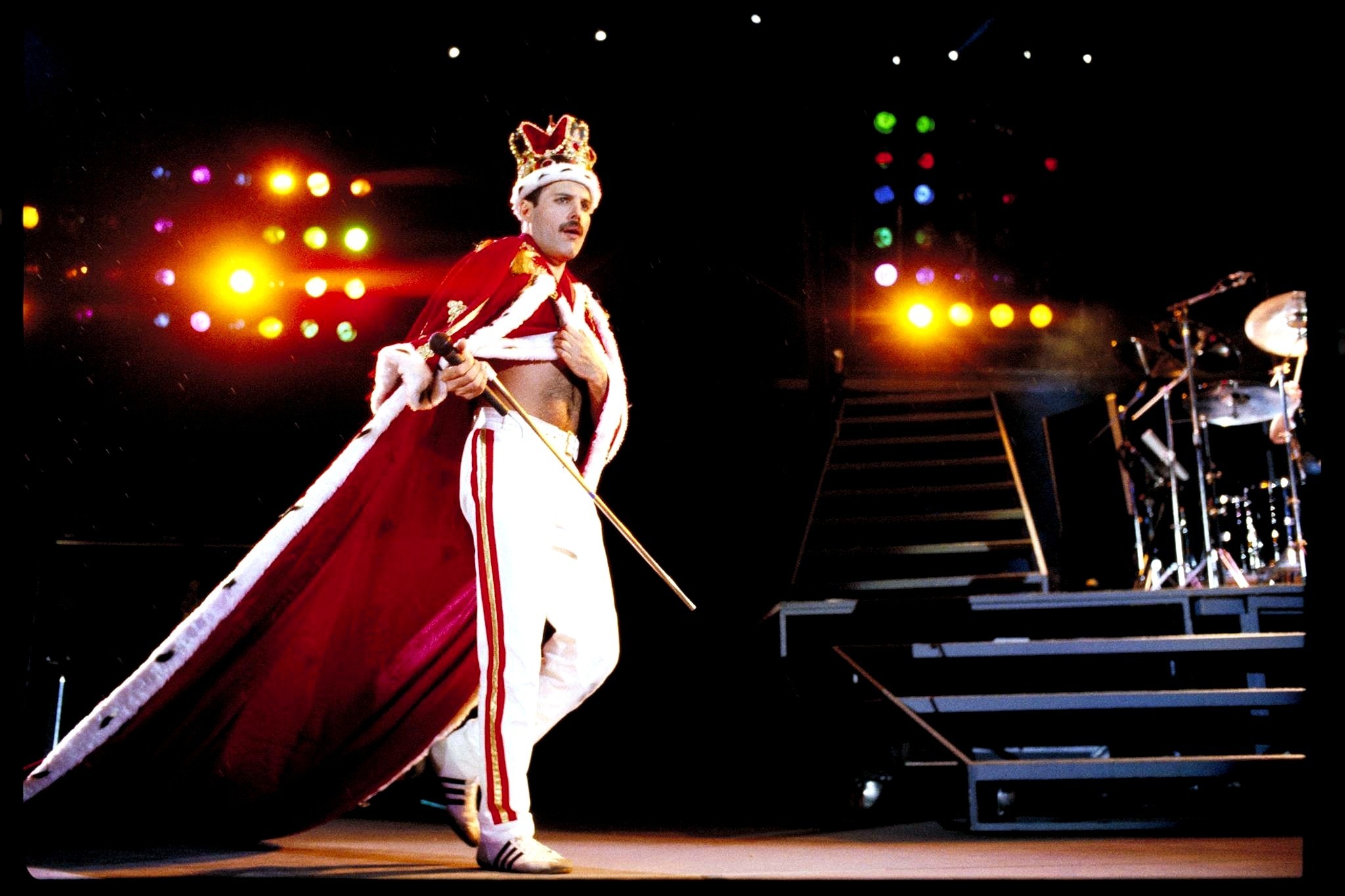 Freddie Mercury Wallpapers 76 Images - Freddie Mercury Queen Dress , HD Wallpaper & Backgrounds