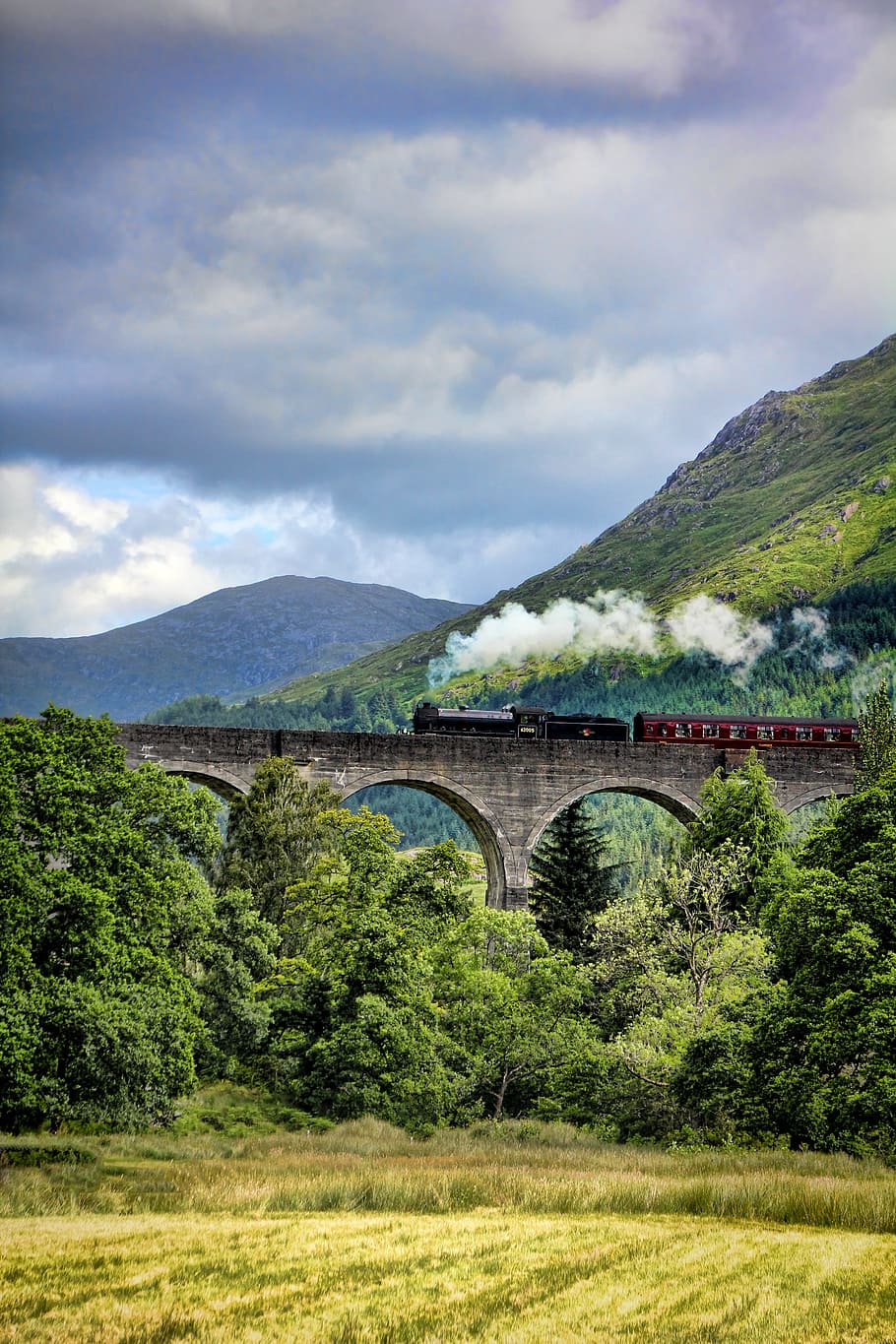 Landscape Photo Of Mountains Near Bridge, Train, Hogwarts, - Solo Porque Tu Tengas La Profundidad Emocional , HD Wallpaper & Backgrounds