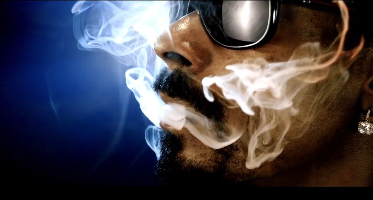 Snoop Dogg Wallpaper Hd - Snoop Dogg Smoking , HD Wallpaper & Backgrounds