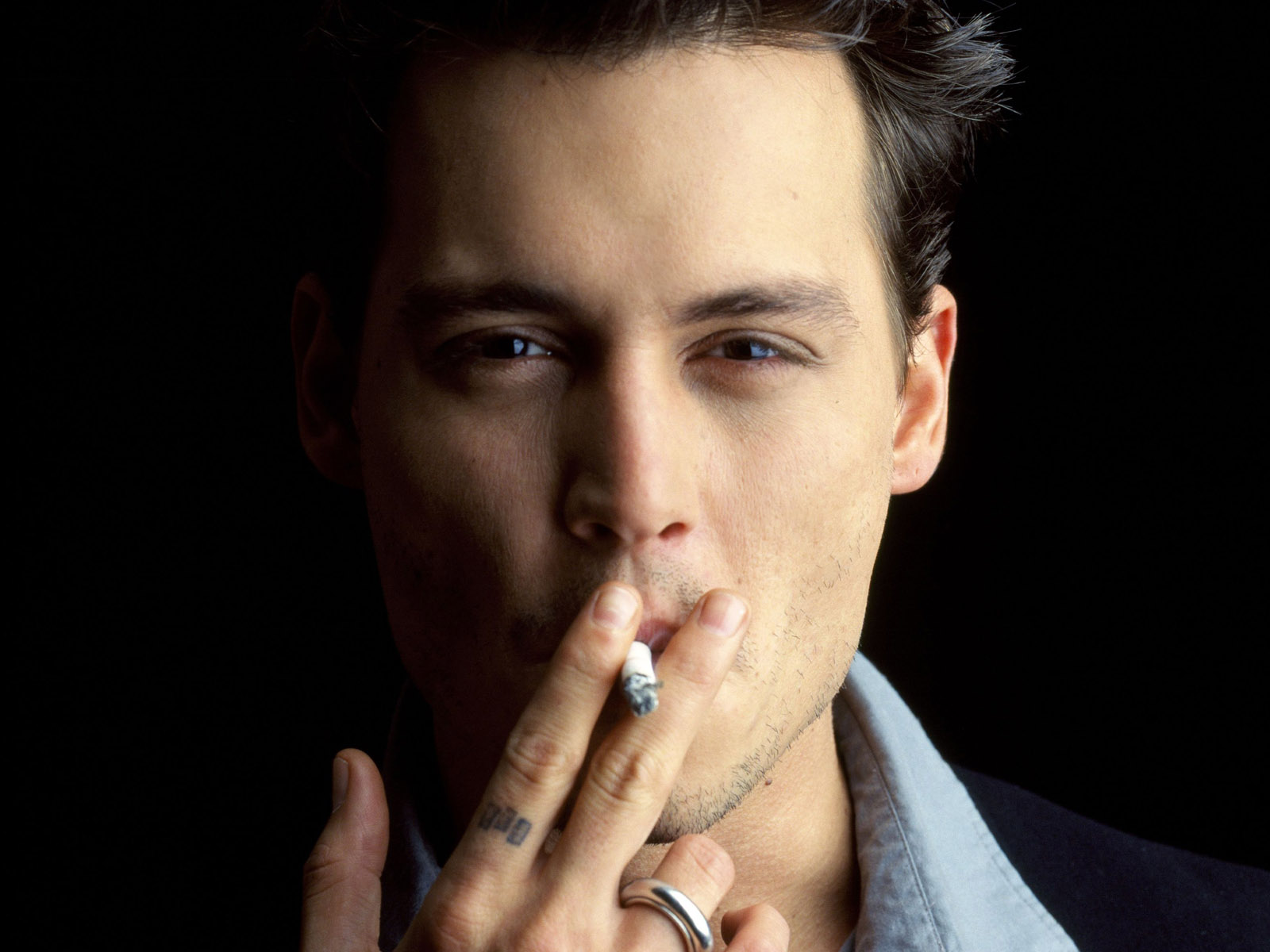 Johnny Depp Wallpaper - Johnny Depp Smoking , HD Wallpaper & Backgrounds