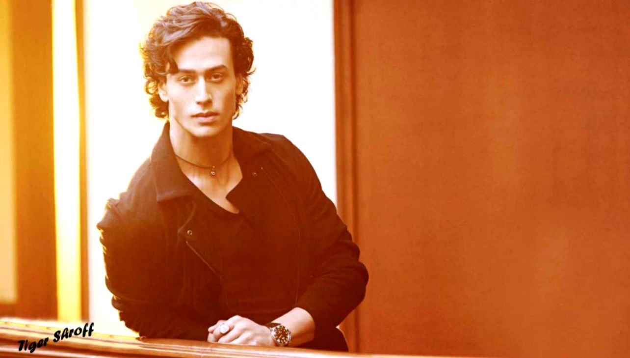 Tiger Shroff Bollywood Actors Wallpapers Download Free - Sitting , HD Wallpaper & Backgrounds
