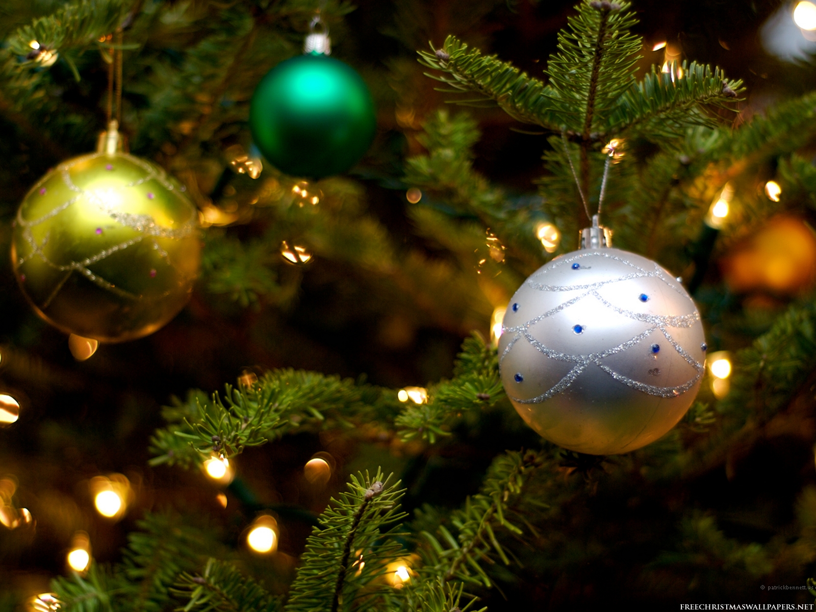 Christmas Tree Ornaments Wallpaper - Christmas Tree Photos Free Download , HD Wallpaper & Backgrounds