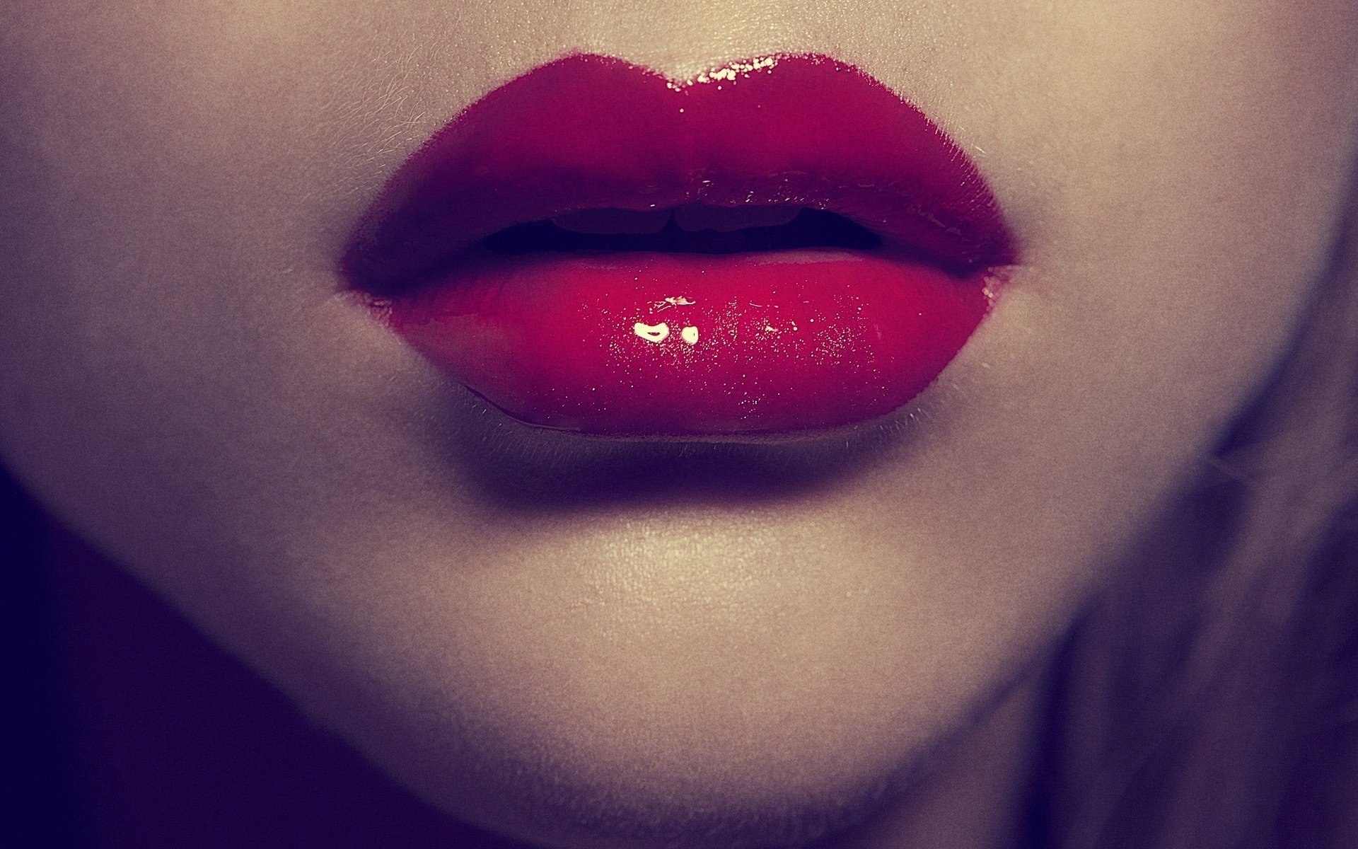 Red Lips Wallpaper - De Boca De Mujer , HD Wallpaper & Backgrounds