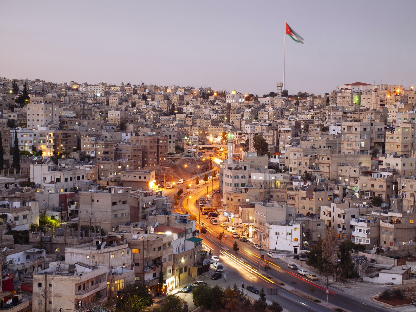 Street In Amman, Jordan, With Giant Flagpole - Rainbow Street In Jordan , HD Wallpaper & Backgrounds