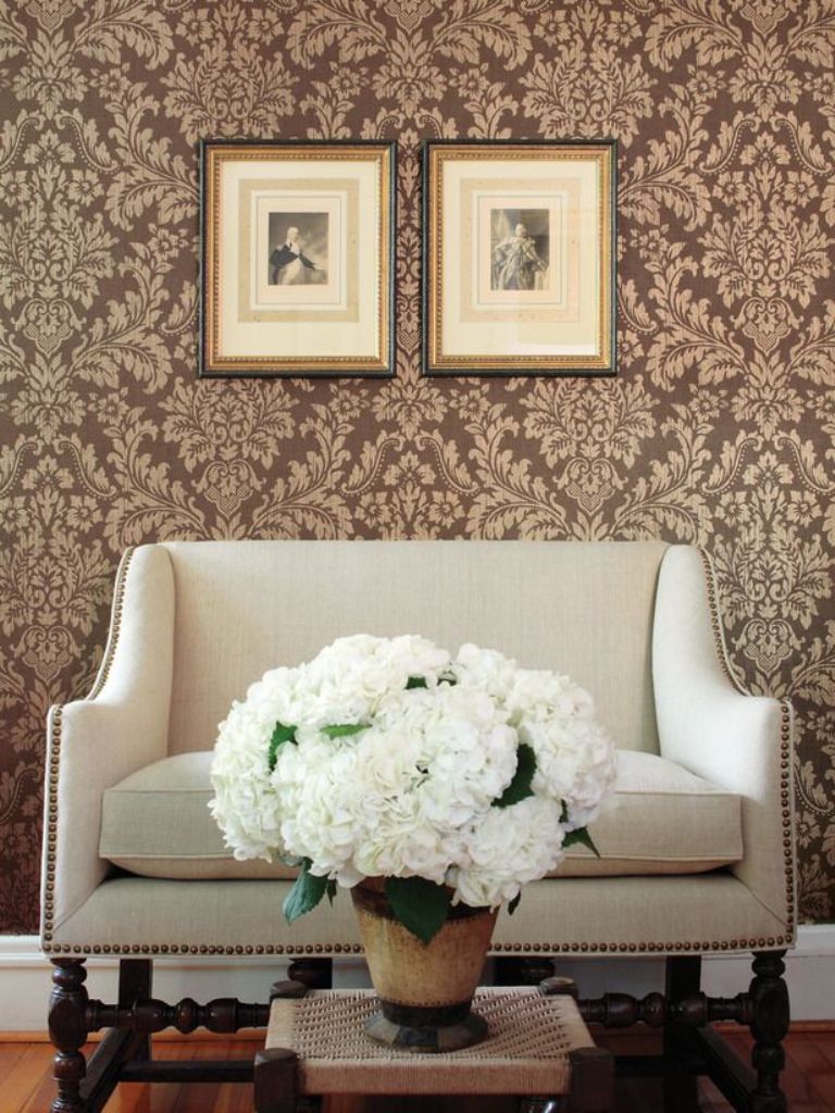 Ruang Tamu Bisa Lebih Elegan Dengan Wallpaper Bermotif - Drawing Room Brown Furniture , HD Wallpaper & Backgrounds