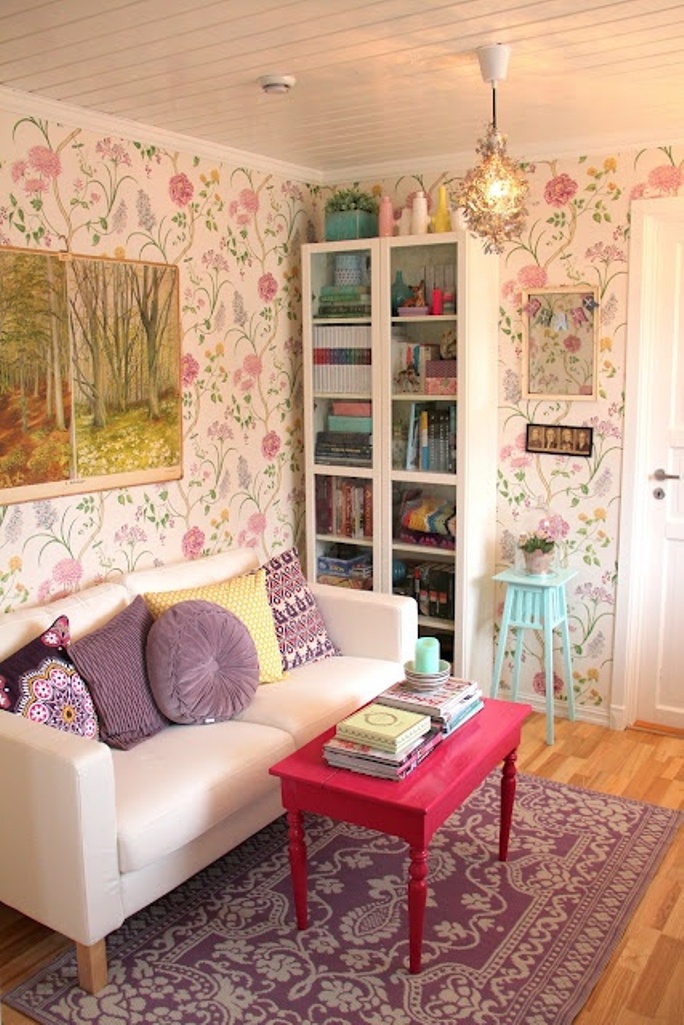 Desain Ruang Tamu Cantik Dengan Floral Wallpaper - Living Room , HD Wallpaper & Backgrounds