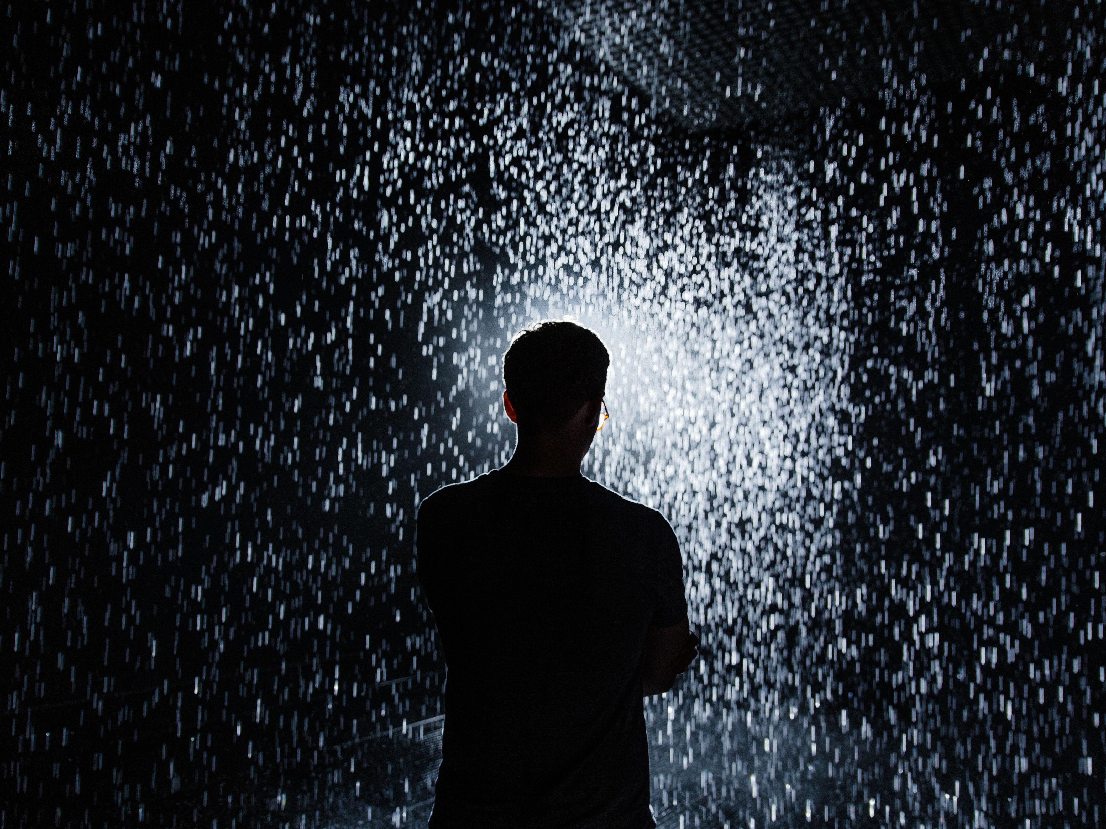 Wallpaper Hujan Hd - Crying Man In Rain Hd , HD Wallpaper & Backgrounds